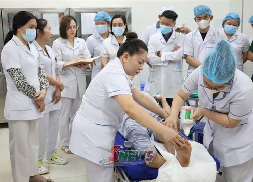 Bác sĩ Bệnh viện Bạch Mai đào tạo quản lý vết thương tại Bệnh viện Đa khoa tỉnh.Ảnh: Hoài Trang (CTV)