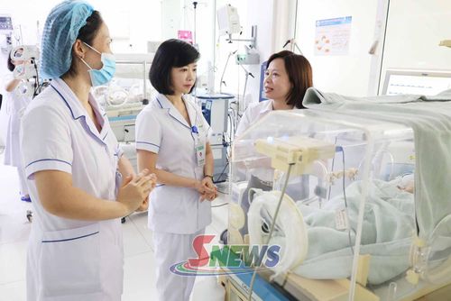 Bác sĩ Bệnh viện Nhi Trung ương khảo sát Khoa Nhi, Bệnh viện Đa khoa tỉnh.