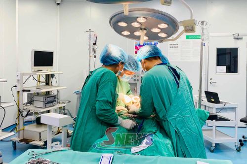 Đội ngũ y, bác sĩ Bệnh viện Đa khoa tỉnh và Bệnh viện Đa khoa Cuộc sống phẫu thuật cho bệnh nhân. Ảnh: Bệnh viện Đa khoa tỉnh.