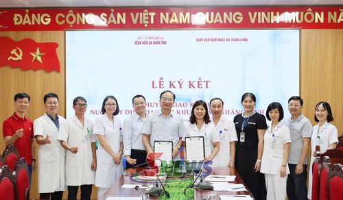 Lãnh đạo Bệnh viện Nhiệt đới Trung ương và Bệnh viện Đa khoa tỉnh ký kết chuyển giao kỹ thuật "Nuôi cấy định danh vi khuẩn làm kháng sinh đồ".