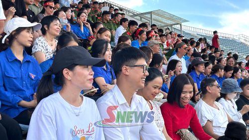 Đông đảo khán giả tới xem và cổ vũ
