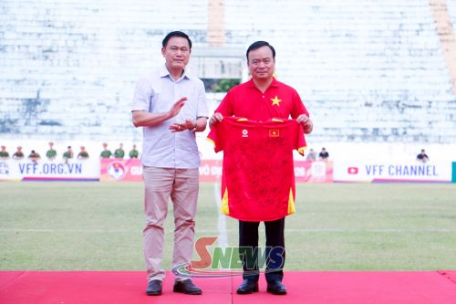 Ban tổ chức tặng áo đấu có chữ ký các cầu thủ đội tuyển bóng đá nữ Quốc gia Việt Nam cho tỉnh Sơn La