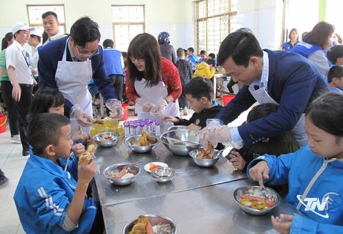 Bữa ăn bán trú của học sinh Trung tâm Hỗ trợ phát triển giáo dục hòa nhập Thái Nguyên.
