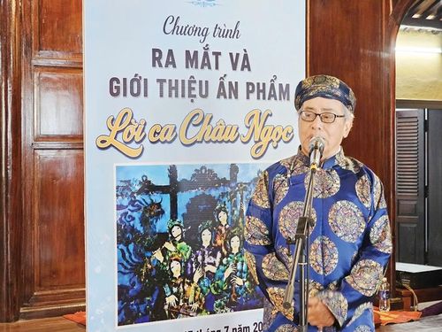 Nhà thơ Võ Quê phát biểu tại buổi ra sách.