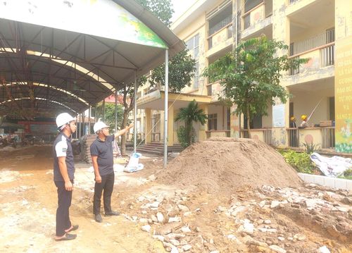 Cán bộ Ban Quản lý dự án xã Liên Hoà thường xuyên kiểm tra bám sát tiến độ của các dự án cải tạo, sửa chữa trường học trên địa bàn xã.