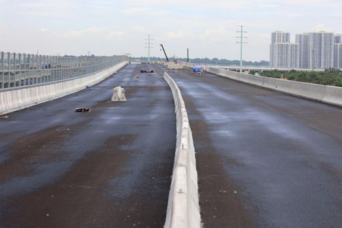 Ngoài hệ thống tường chống ồn, đoạn tuyến dài gần 15km này cũng lần đầu tiên áp dụng mặt đường nhựa rỗng. Loại nhựa này có khả năng thoát nước nhanh, hạn chế ngập và giảm hiện tượng bắn nước giữa các phương tiện khi trời mưa.