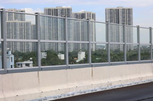 Theo Ban Quản lý dự án đầu tư xây dựng các công trình giao thông TP.HCM (chủ đầu tư), tiếng ồn giao thông thông thường dao động từ 80 - 90dB. Khi lắp đặt hệ thống tường chống ồn, mức ồn có thể giảm xuống dưới 70dB, đạt ngưỡng theo quy chuẩn, góp phần cải thiện môi trường sống cho người dân sinh sống dọc tuyến.