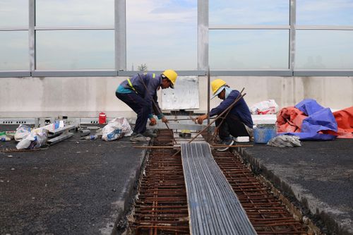 Theo kỹ sư thi công, các tấm kính chống ồn tại vị trí khe co giãn sẽ được lắp đặt sau khi hoàn tất thi công hạng mục này.