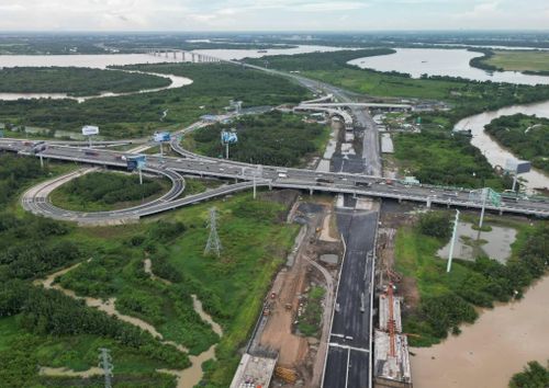 Dự án Vành đai 3 TP.HCM có tổng chiều dài hơn 90km, đi qua địa bàn TP.HCM, Đồng Nai và Tây Ninh. Trước đó, hai đoạn tuyến gồm Mỹ Phước - Tân Vạn (dài 15,3km) và đoạn từ ĐT25B đến cao tốc TP.HCM - Long Thành - Dầu Giây (bao gồm cầu Nhơn Trạch) đã hoàn thành, đưa vào khai thác từ tháng 8/2025. (Trong ảnh là nút giao cao tốc TP.HCM - Long Thành - Dầu Giây và Vành đai 3 TP.HCM).