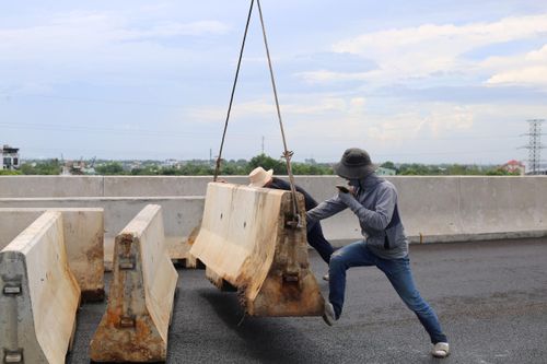 Trên công trường, các nhà thầu đang tiếp tục huy động nhân lực thi công dải phân cách cứng và hoàn thiện các hạng mục phụ trợ, bảo đảm tiến độ thông xe theo kế hoạch. Dự kiến, đoạn Vành đai 3 từ nút giao Tân Vạn đến cầu Nhơn Trạch sẽ thông xe vào ngày 30/9.