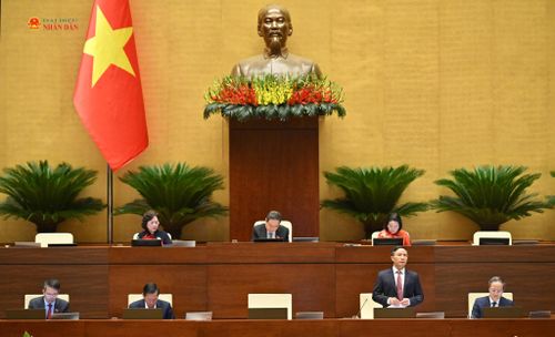 Thống đốc Ngân hàng Nhà nước Việt Nam Phạm Đức Ấn giải trình, làm rõ một số vấn đề ĐBQH nêu. Ảnh: Phạm Thắng