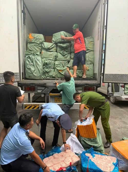 Gần 17 tấn thực phẩm đông lạnh không rõ nguồn gốc, xuất xứ vừa bị lực lượng Quản lý thị trường phối hợp Công an TP Đồng Nai phát hiện, tạm giữ để xác minh, xử lý.