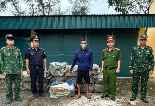 Các lực lượng trên địa bàn biên giới Quảng Ninh phối hợp phát hiện, bắt giữ thực phẩm nhập lậu.