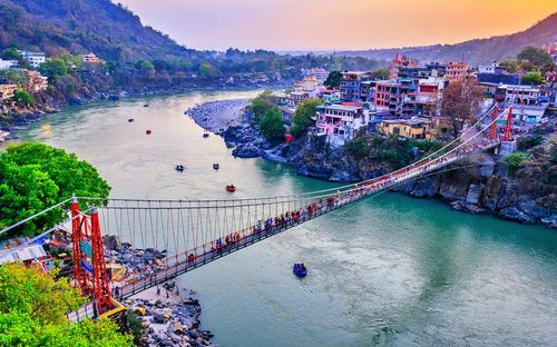 Khách du lịch trải nghiệm vẻ đẹp của Rishikesh - một điểm nhấn thuộc "Thủ phủ mùa đông" Dehradun của bang Uttarakhand, nằm bên bờ dòng sông Hằng linh thiêng nhất Ấn Độ.