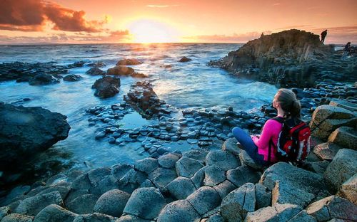 Du khách chụp ảnh cùng bình minh trên Di sản Thế giới được UNESCO công nhận của hòn đảo Ireland - Giant’s Causeway. Ảnh: Tourism Ireland