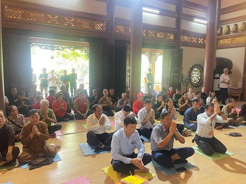 Cùng niêm hương bạch Phật, cầu nguyện bình an