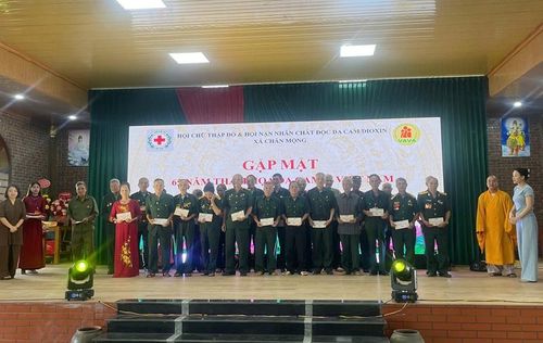 Trao tặng quà tới các nạn nhân chất độc da cam