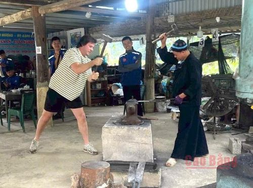 Du khách trải nghiệm quy trình sản xuất dao Phúc Sen tại xã Quảng Uyên.