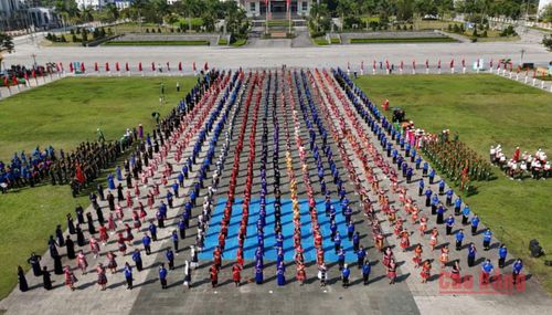Màn đồng diễn dân vũ với sự tham gia của 1.000 người tại Lễ khai mạc.