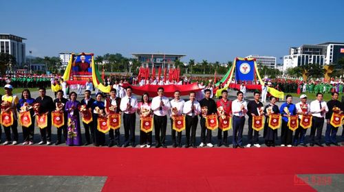 Đồng chí Vũ Hồng Quang, Phó Bí thư Tỉnh ủy, Chủ tịch Ủy ban MTTQ tỉnh cùng các đại biểu tặng cờ lưu niệm cho các đoàn tham dự Lễ khai mạc.