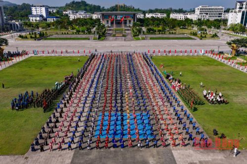 Màn đồng diễn dân vũ với sự tham gia của 1.000 người đến từ 3 phường: Thục Phán, Nùng Trí Cao và Tân Giang.