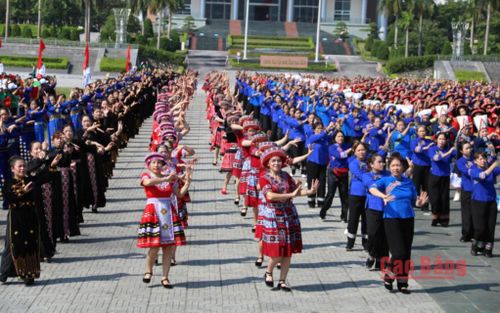Màn đồng diễn dân vũ với sự tham gia của 1.000 vũ công không chuyên tại các xã, phường tạo điểm nhấn khác biệt so với các kỳ đại hội trước.