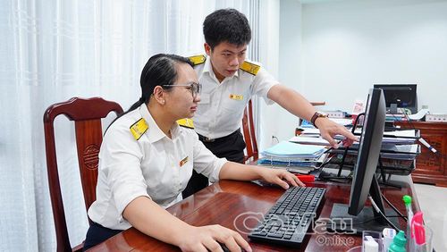  Công chức Thuế trao đổi, đối chiếu thông tin người nộp thuế để xử lý các trường hợp mã số thuế cần rà soát. 