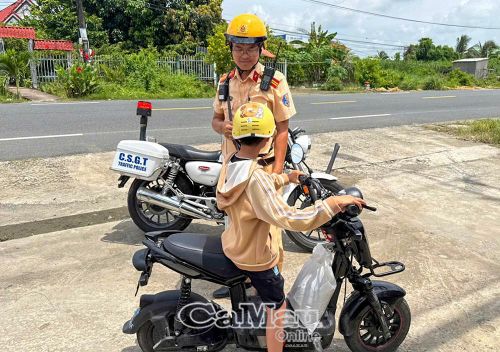 Phụ huynh cần quan tâm bảo đảm an toàn khi cho trẻ điều khiển xe lưu thông trên đường.