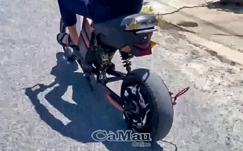 Hình ảnh học sinh điều khiển xe điện tự chế.