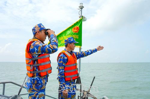 Hải đội Biên phòng 2 tuần tra bảo vệ an ninh và an toàn trên biển.