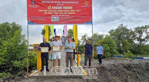 Chủ tịch UBND xã Đầm Dơi Nguyễn Trí Tài (hàng đầu, bìa phải) trao giấy khen tri ân các đơn vị tài trợ.