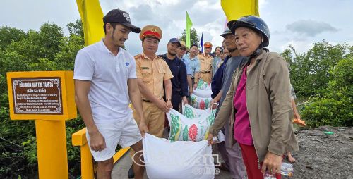Dịp này, các nhà hảo tâm, mạnh thường quân trao tặng 1 tấn gạo cho hộ nghèo, cận nghèo và hộ có hoàn cảnh khó khăn trên địa bàn ấp Tân Long, mỗi hộ nhận 25 kg.