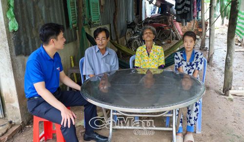 Ba người trong gia đình cùng mang bệnh, cuộc sống phụ thuộc chủ yếu vào trợ cấp và những ngày làm thuê. Trong ảnh: Anh Ngô Quốc Quận, Bí thư Xã đoàn Vĩnh Lợi, thăm hỏi gia đình ông Do.