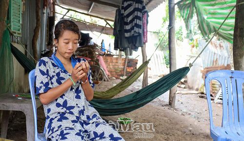 Kim Vàng chỉ mong mẹ bớt bệnh và em có thể học được con chữ để tự đọc, viết tên mình.