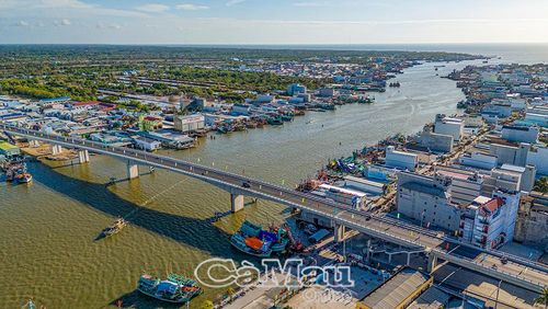 Cầu sông Ông Đốc nối liền giao thông hai bờ Nam - Bắc xã Sông Đốc, góp phần kết nối thông suốt trục đường ven biển Tây.