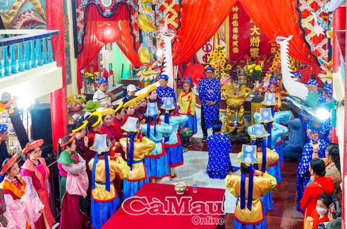 Lễ hội Nghinh Ông Sông Đốc hằng năm thu hút khoảng 10.000-20.000 lượt người dân và du khách thập phương tham dự, chiêm bái.