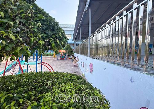 Các giáo viên trang trí khu vực hành lang mới được đầu tư tại khu ăn bán trú cho trẻ.