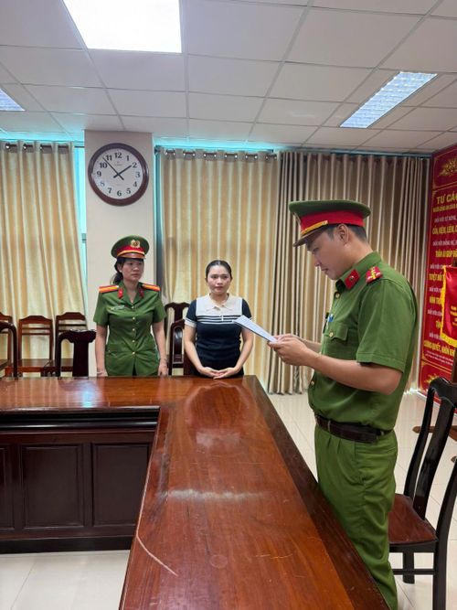 Cơ quan Cảnh sát điều tra Công an thành phố Cần Thơ tống đạt Quyết định khởi tố bị can đối với Huỳnh Hạ Thi. Ảnh: CACC.