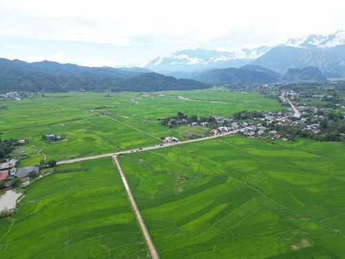 Hình ảnh người nông dân Than Uyên ân cần chăm sóc ruộng đồng, hay nụ cười trong trẻo của em thơ đi học về trên con đường nhỏ giữa đồng lúa xanh, như nhấn điểm cho bức tranh Mường Than thêm phần ấm áp, tràn đầy sức sống. Con người nơi đây sống gắn bó với cánh đồng, chắt chiu từng giọt mồ hôi để dệt nên dải lúa xanh ngút ngàn, chuẩn bị cho một mùa thu hoạch ấm no sắp tới.