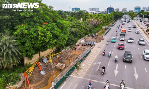 Cùng với thi công hầm, các đơn vị đang xén hè, điều chỉnh dải phân cách giữa, mở rộng làn đường ở cả hai phía quanh nút giao.