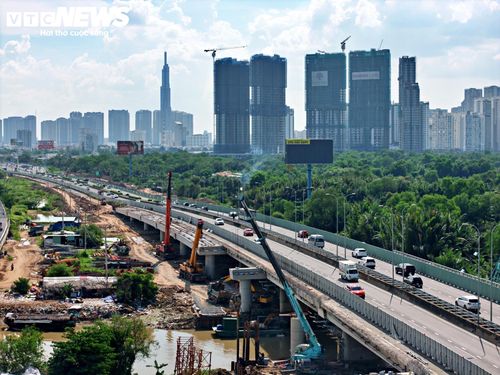 Hai bên cầu vượt Đỗ Xuân Hợp, hàng chục trụ cầu cạn đã được thi công hoàn thành, sẵn sàng cho công tác lao lắp dầm cầu. Theo kế hoạch, công tác này được thực hiện trong khoảng thời gian từ ngày 15/8 đến 25/9.