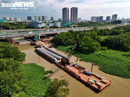 Tại khu vực cầu Kênh Mương, hàng chục công nhân cùng máy móc, thiết bị được huy động để tăng tốc thi công. Các phiến dầm được vận chuyển, tập kết ngay cạnh cầu, chuẩn bị cho công tác lao lắp.