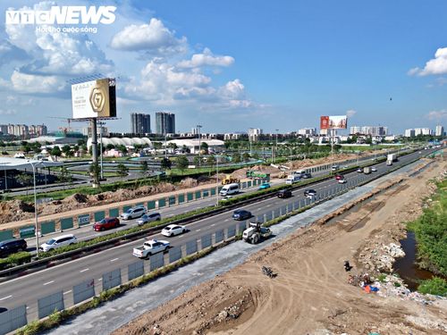 Đoạn tuyến đi qua khu đô thị The Global City hiện được thi công cấp phối đá dăm, chuẩn bị cho việc thảm nhựa những km đầu tiên của dự án.
