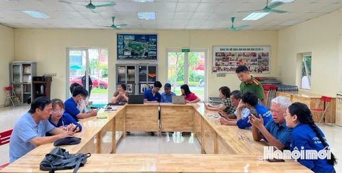 Đoàn viên, thanh niên trực tiếp hỗ trợ đảng viên cao tuổi làm quen với Cổng Dịch vụ công của Đảng trên môi trường điện tử. Ảnh: Tuệ Lâm