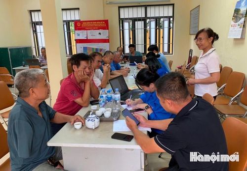 Không khí vui vẻ tại buổi hướng dẫn sử dụng Cổng Dịch vụ công của Đảng ở Chi bộ tổ dân phố Nhật Tảo 1. Ảnh: Tuệ Lâm
