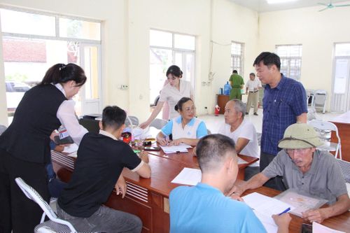 Phó Bí thư Thường trực Đảng ủy xã Phú Nghĩa Nguyễn Hợp Tiến làm Trưởng đoàn giám sát số 2 kiểm tra, chỉ đạo các tổ chức chính trị - xã hội, MTTQ và các đoàn thể tích cực vào cuộc, hoàn thành Chiến dịch làm sạch dữ liệu đất đai trước ngày 25-8. Ảnh: Mai Trang