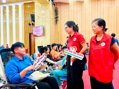 Bà Ngô Thu Châu, Chủ tịch Hội Chữ thập đỏ phường Hoàng Mai (đứng giữa) động viên đoàn viên tham gia hiến máu tình nguyện. Ảnh: Trần Oanh.