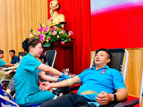 Anh Nguyễn Vũ Hoàng (Tổ dân phố số 18) tham gia hiến máu tình nguyện lần thứ 39. Ảnh: Trần Oanh.