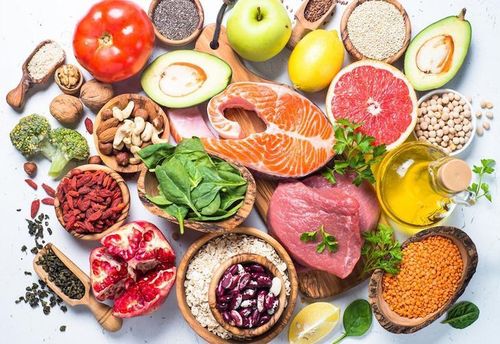 Việc kiểm soát lượng đường và tinh bột trong khẩu phần cũng quan trọng không kém việc hạn chế chất béo. Ảnh: AI