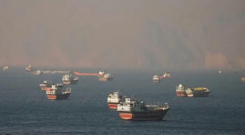 Eo biển Hormuz nằm giữa Iran và Oman, dài 161 km và có điểm hẹp nhất 33 km. Luồng hàng hải theo mỗi hướng rộng khoảng 3 km. Tuyến đường này gần như tê liệt kể từ khi chiến sự Trung Đông bùng phát.